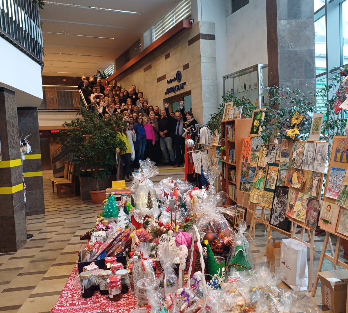 Wspólne zdajcie pracowników WIOŚ oraz CLB Kielce podczas kiermaszu charytatywnego