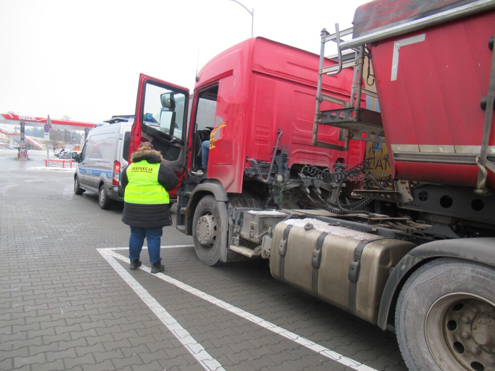 Zdjęcie Inspektor podczas kontroli samochodu ciężarowego