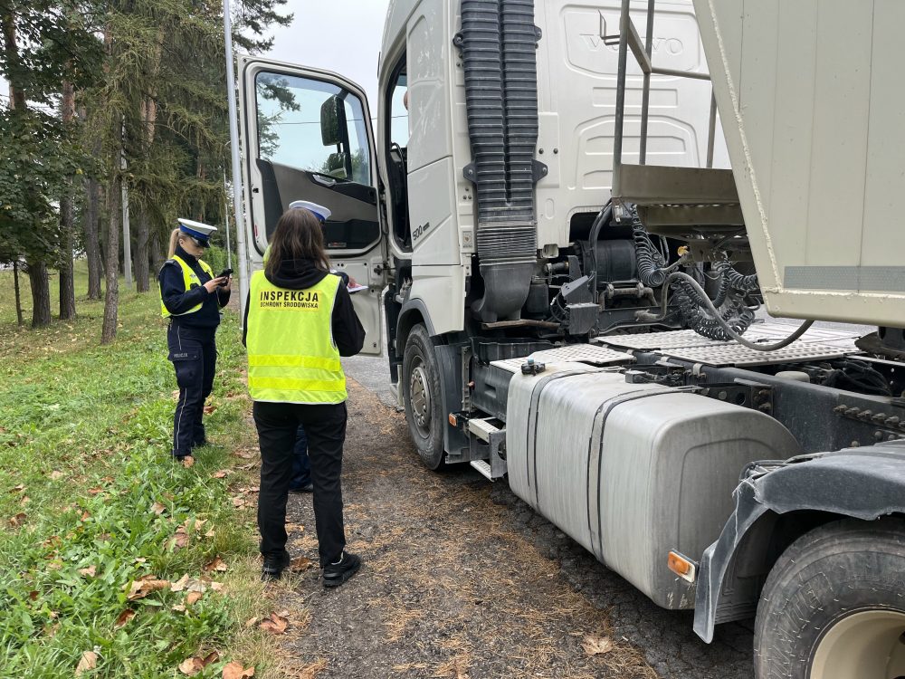 inspektor WIOŚ i policjanci przeprowadzają kontrolę drogową transportujących odpady w ruchu krajowym