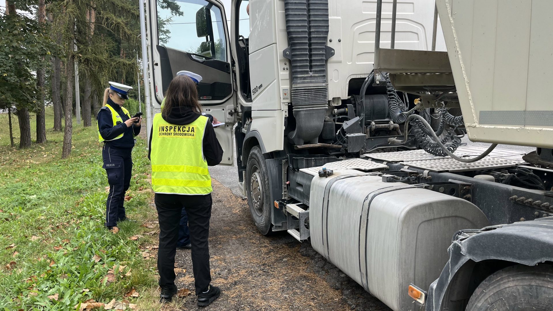 inspektor WIOŚ i policjanci przeprowadzają kontrolę drogową transportujących odpady w ruchu krajowym