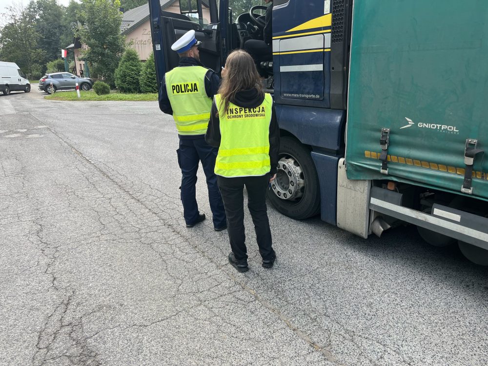 inspektor WIOŚ i policjant przeprowadza kontrolę drogową transportujących odpady w ruchu krajowym